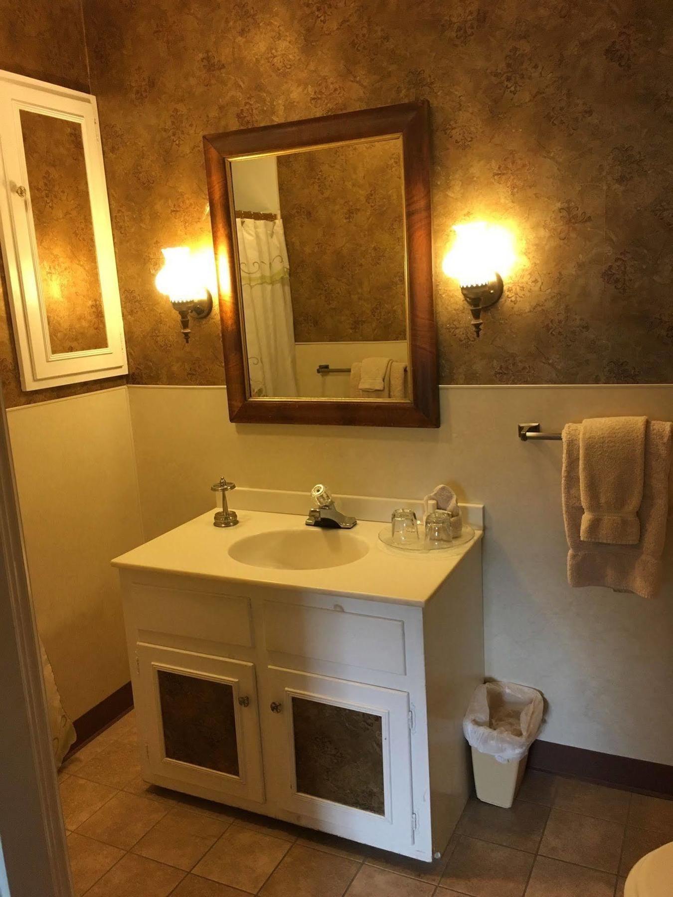 Victorian Charm Inn Towanda Bagian luar foto